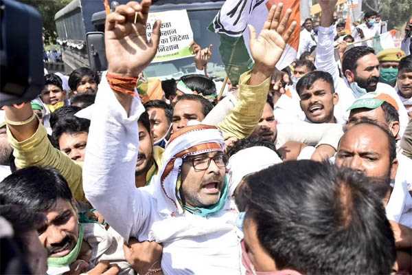 किसान बिल के खिलाफ उप्र में कांग्रेस का प्रदर्शन, प्रदेश अध्यक्ष लल्लू गिरफ्तार